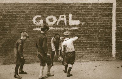 Jungen spielen im East End, aus Wunderbares London, veröffentlicht 1926-27 von English Photographer